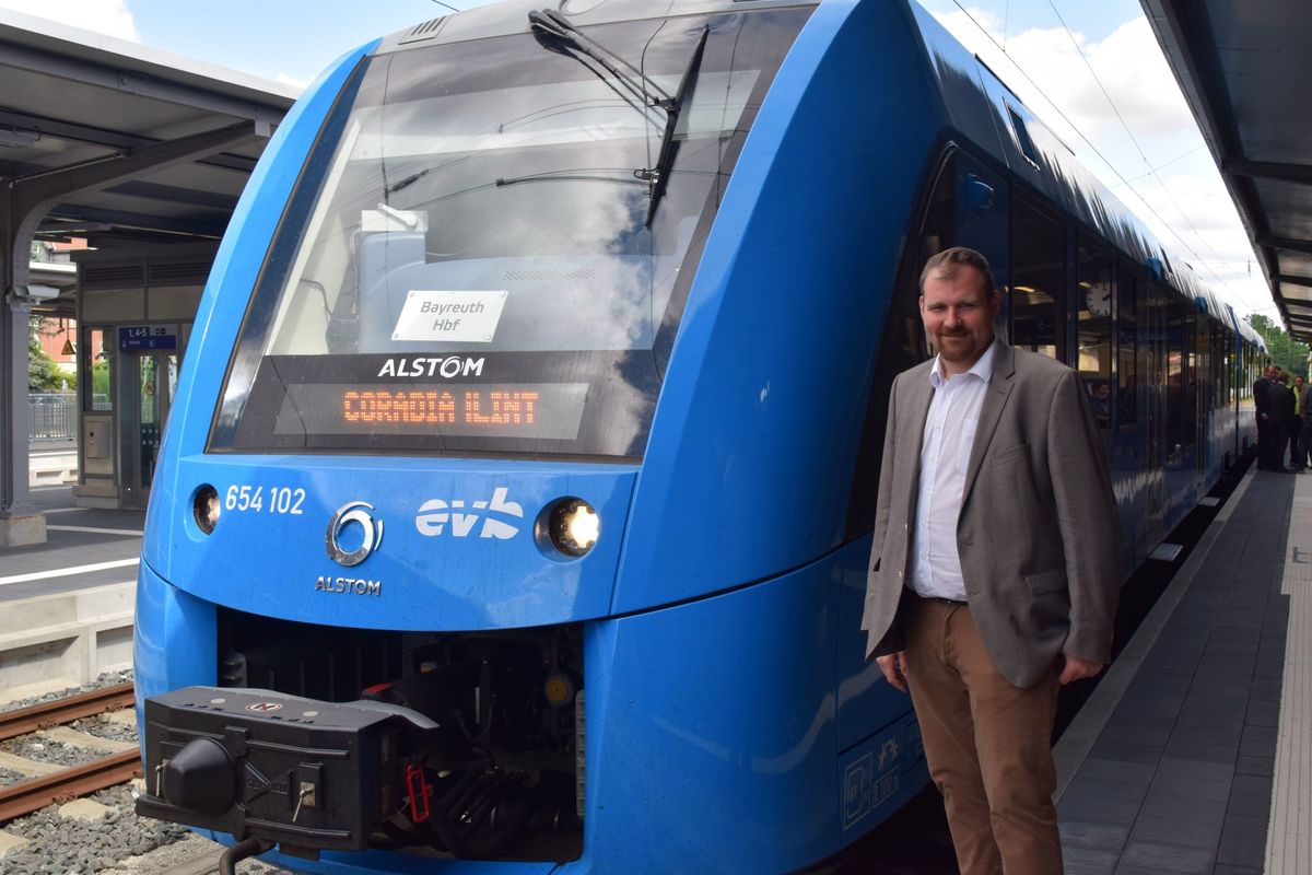 Landtagsabgeordneter Martin Mittag vor dem Coradia iLint Wasserstoffzug kurz vor der Abfahrt aus Coburg nach Bayreuth.
