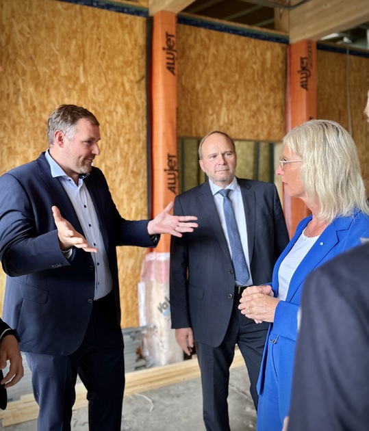 Abgeordneter Martin Mittag, Brgermeister Bernd Reisenweber mit Staatsministerin Scharf im Gesprch. (V.l.n.r.)