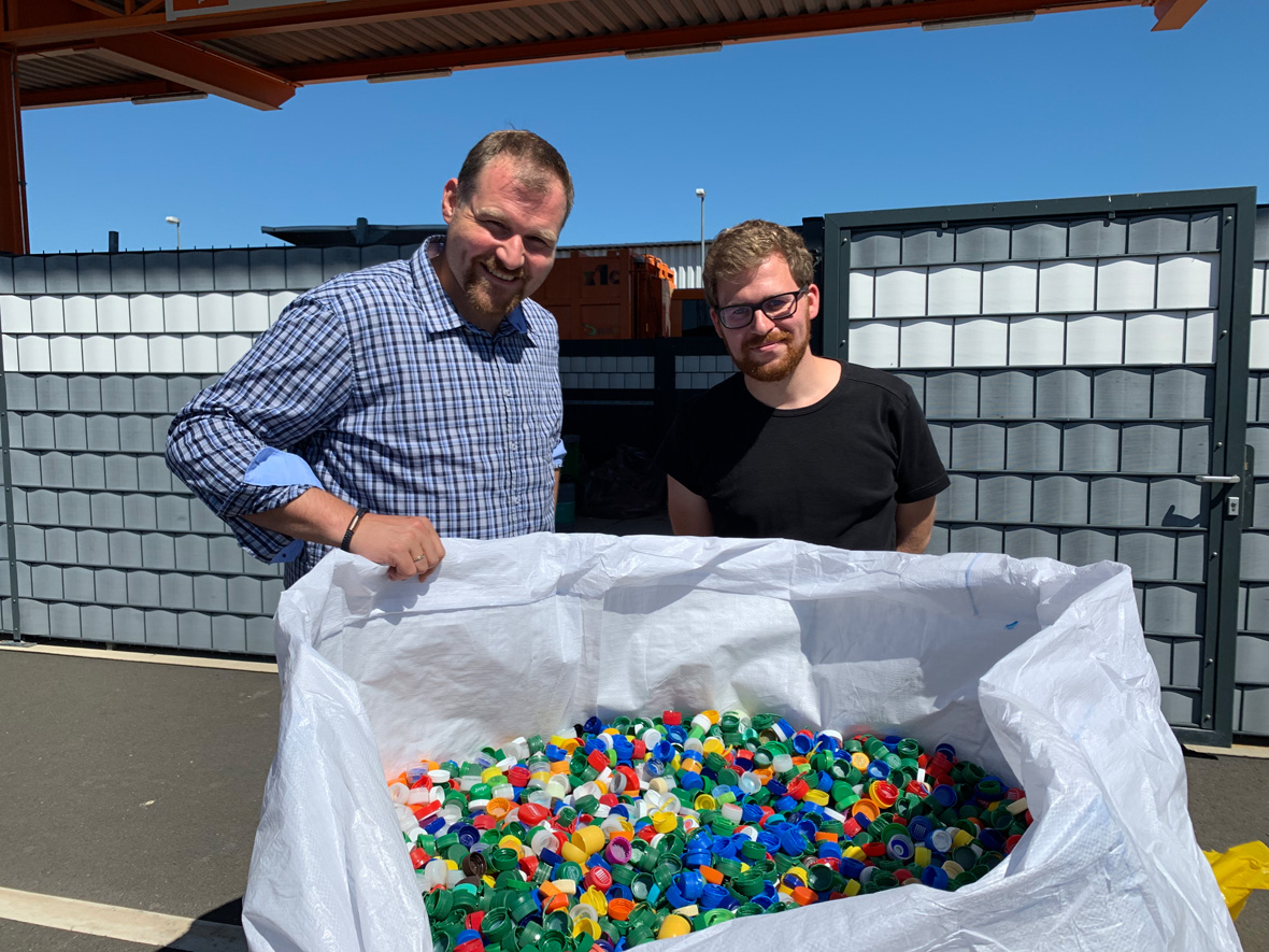 Landtagsabgeordneter Martin Mittag zusammen mit Stefan Hofknecht von BDKJ gemeinsam bei der Abgabe der Deckel am Wertstoffhof des CEB.